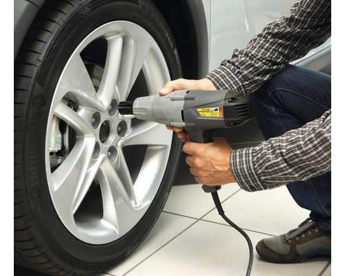 Radwechsel mit einem elektrischen Schlagschrauber