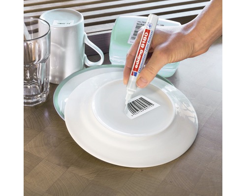 Anwendung des Etikettenentferners von edding 8180 auf einem Teller