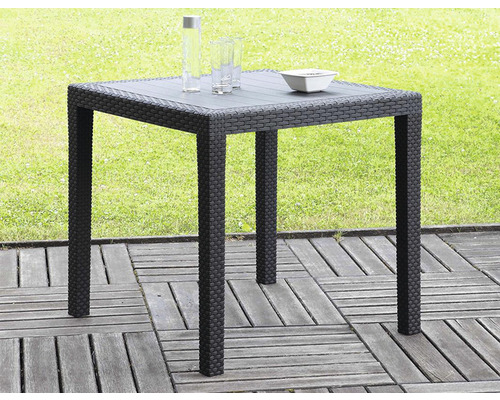 Quadratischer Gartentisch aus Polyrattan mit Getränken und Schale