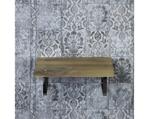 Holzregal mit Metallhalterungen vor gemusterter Wand