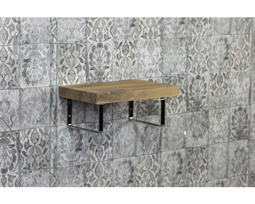 Holzregal mit Metallhalterung an einer gemusterten Wand