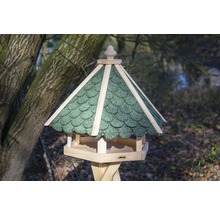 Vogelhaus mit grünem Dach im Garten