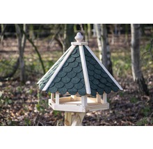 Vogelhaus mit Bitumendach im Garten