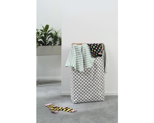 Wäschekorb mit Wäsche und Socken