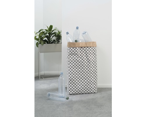 Wäschekorb mit Muster gefüllt mit Plastikflaschen