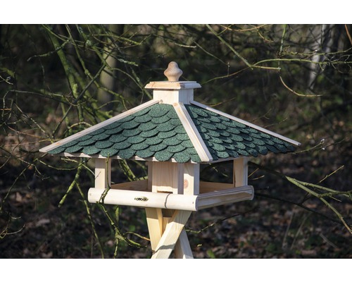 Vogelhaus aus Holz mit grünem Dach