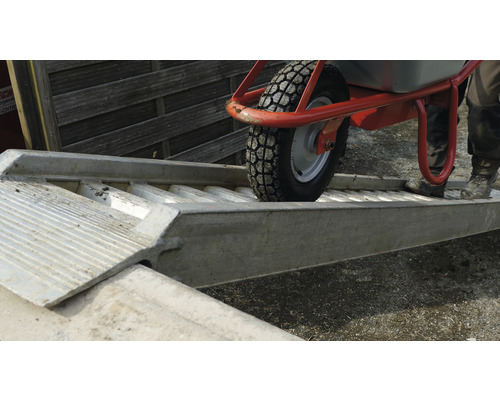 Radlader auf einer Aluminiumrampe