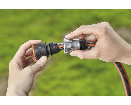 Gartenschlauchverbinder mit Wasserstopp im Einsatz