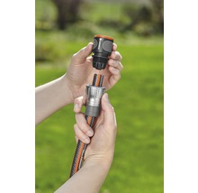 Gartenschlauchverbinder wird an einen Gartenschlauch angeschlossen