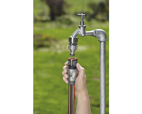 Gartenschlauchanschluss an einem Wasserhahn mit einer Hand befestigt