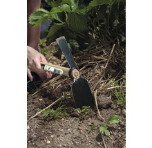 Gartenhacke mit Holzgriff im Einsatz zur Gartenarbeit.