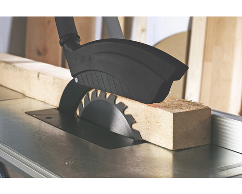 Tischkreissäge beim Sägen eines Holzstücks.