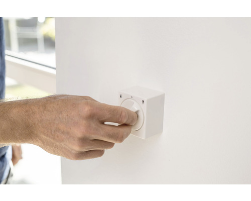 Hand bedient Dimmschalter an der Wand