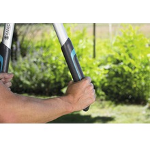 Hände halten Gartenschere für den Heckenschnitt