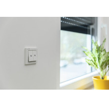 Doppel-Lichtschalter an einer Wand montiert