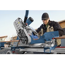 Eine Kappsäge mit einem Arbeiter, der ein Holzstück schneidet.