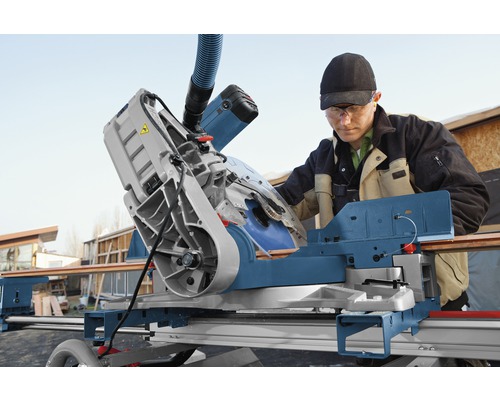 Eine Kappsäge mit einem Arbeiter, der ein Holzstück schneidet.