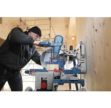 Handwerker bei der Arbeit mit einer Bosch Kapp- und Gehrungssäge zum Zuschneiden eines Holzstücks