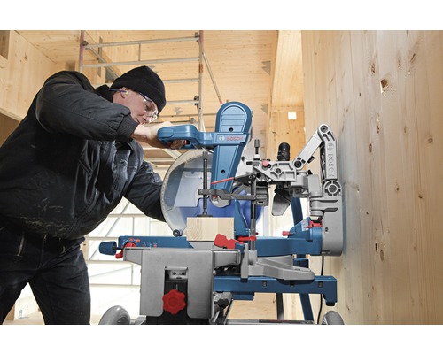 Handwerker bei der Arbeit mit einer Bosch Kapp- und Gehrungssäge zum Zuschneiden eines Holzstücks