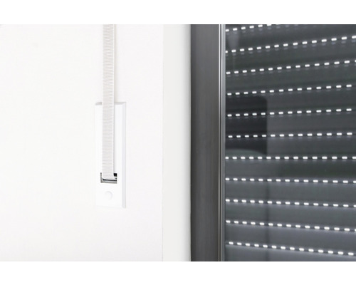 Rollladen mit Gurtwickler an einer Wand