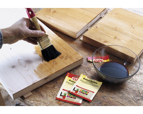 Anstreichen von Holz mit Clou Pulverbeize und Pinsel