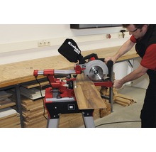 Kapp- und Gehrungssäge beim Schneiden eines Holzstücks