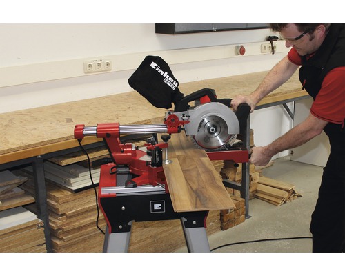 Kapp- und Gehrungssäge beim Schneiden eines Holzstücks