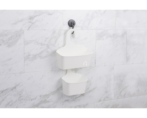 Zwei weiße Duschkörbe hängen mit Saugnäpfen an der Wand