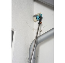 Fassadenbürste mit Teleskopstiel im Einsatz an einer Hauswand
