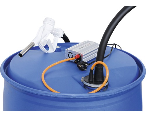 Kraftstoffpumpe auf einem blauen Fass mit Zapfpistole