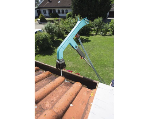 Dachrinnenreiniger im Einsatz auf einem Dach