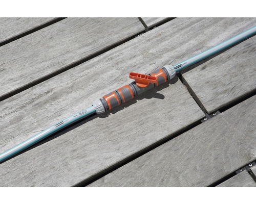 Gartenschlauch mit Absperrventil auf Holzterrasse