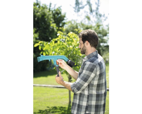 Mann bedient eine teleskopierbare Reinigungsbürste für den Außenbereich