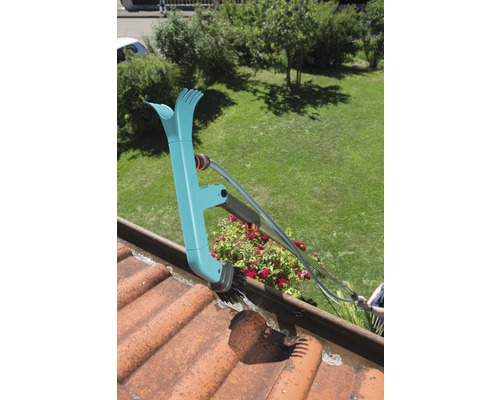 Dachrinnenreiniger im Einsatz auf einem Dach