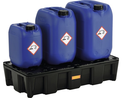 Drei blaue Kanister auf einer schwarzen Auffangwanne mit dem Gefahrzeichen Ätzwirkung
