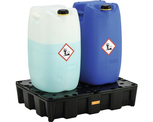 Zwei Kanister mit Umweltgefahr-Symbol auf einer Auffangwanne