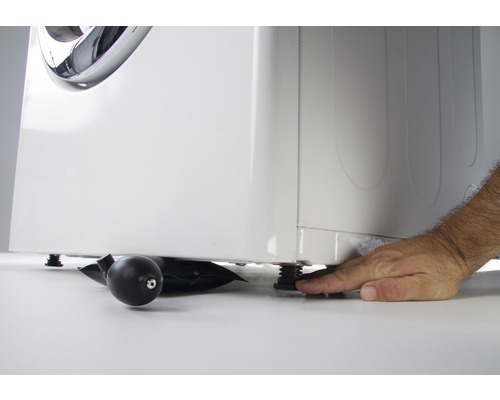 Waschmaschine mit Nivellierfüßen und Unterlegkeilen zur Justierung