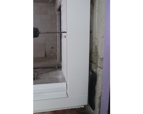 Fenstereinbau mit Bohrmaschine