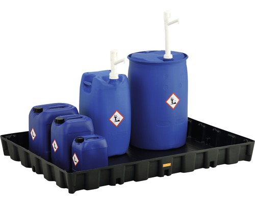 Auffangwanne mit Kanistern und Fass mit Symbol für Gesundheitsgefahr