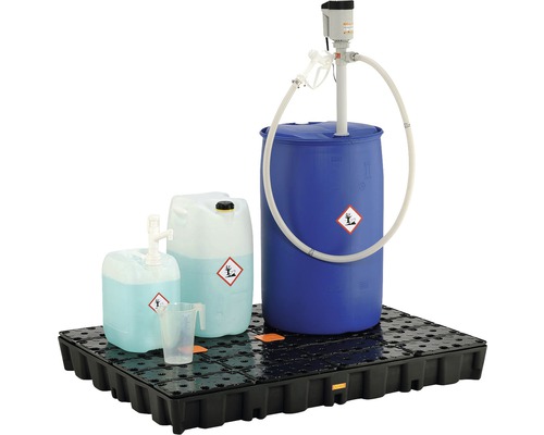 Auffangwanne mit Fässern, Kanistern und Pumpe für gefährliche Stoffe