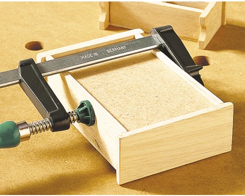 Holzzwinge fixiert einen Holzrahmen