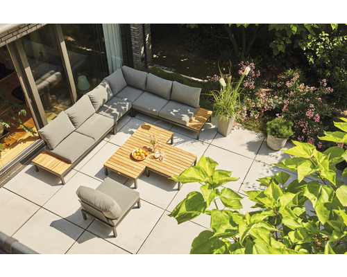 Gartenlounge-Set auf einer Terrasse mit Tisch und Pflanzen