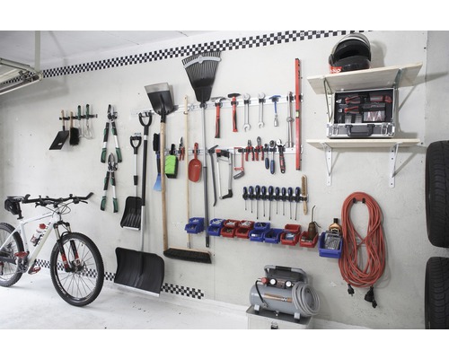 Organisierte Garage mit Werkzeugen, Fahrrad und Aufbewahrungssystemen an der Wand
