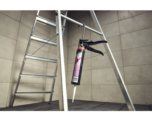 Eine Leiter mit einer Kartuschenpistole