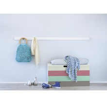 Wandgarderobe mit Tasche, Schal, Schuhen und Spielzeugkiste im Flur
