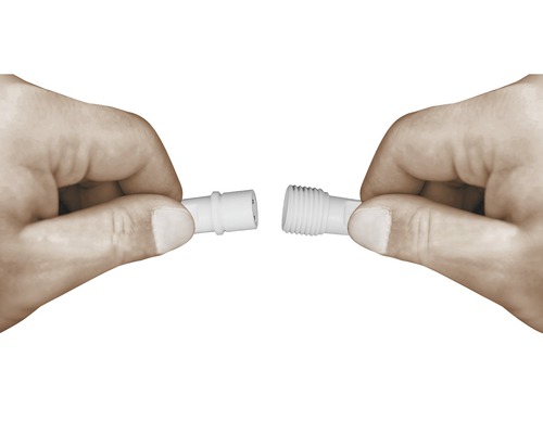Zwei Hände halten ein Kunststoffrohr mit Gewindeanschluss