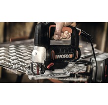WORX Stichsäge beim Schneiden von Metall