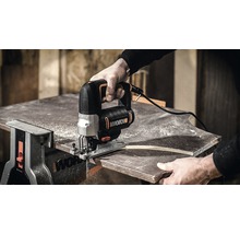 Eine Stichsäge der Marke WORX schneidet Holz.