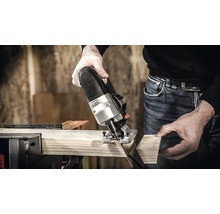 Eine Stichsäge schneidet ein Holzbrett.