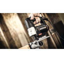 WORX Stichsäge beim Schneiden eines Rohres
